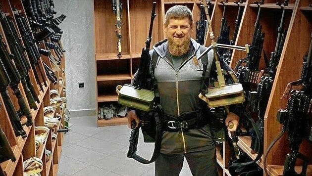 „Wir nehmen den Kampf an“ - mit dieser Drohung, bildlich „untermalt“, reagierte Tschetscheniens Präsident Ramsan Kadyrow per Internetposting auf die verhängten US-Sanktionen. (Bild: privat/telegram)