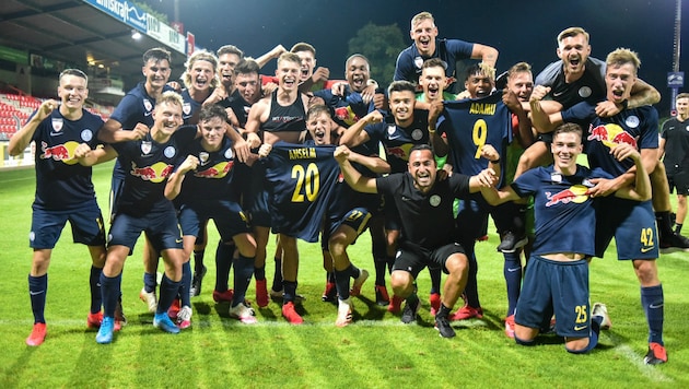 Die Mannschaft des FC Liefering jubelt nach dem 3:0-Sieg zum Abschluss der Saison in Steyr. (Bild: GEPA pictures)