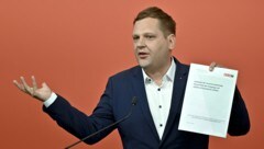 SPÖ-Gesundheitssprecher Philip Kucher kritisiert die „explodierenden“ Werbeausgaben der Bundesregierung. (Bild: APA/HERBERT NEUBAUER)