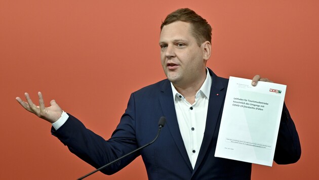 SPÖ-Gesundheitssprecher Philip Kucher kritisiert die „explodierenden“ Werbeausgaben der Bundesregierung. (Bild: APA/HERBERT NEUBAUER)
