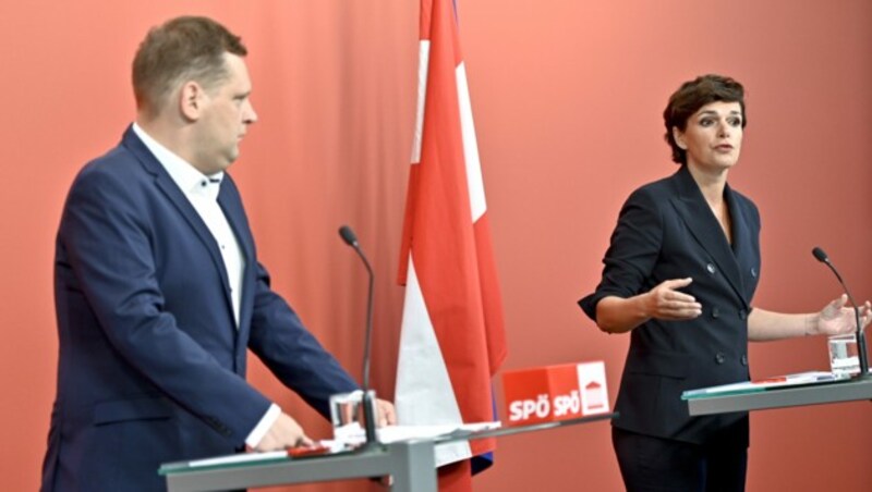 Gesundheitssprecher Philip Kucher mit der SPÖ-Parteivorsitzenden Pamela Rendi-Wagner beim Roten Foyer am Donnerstag. (Bild: APA/HERBERT NEUBAUER)