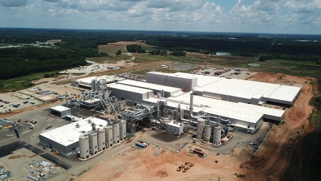 In wenigen Monaten wird der 20. Produktionsstandort der weltweit tätigen Gruppe in Lexington, North Carolina, eröffnet (li.). (Bild: Egger-Holzwerkstoffe)