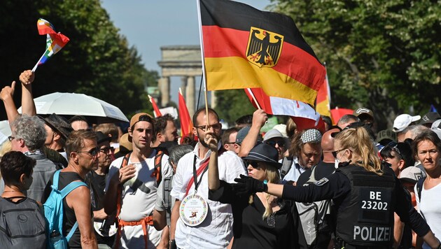 Proteste am Samstag in Berlin: Deutsche Ökonomen warnen vor einer möglichen zweiten Corona-Welle. (Bild: AFP)