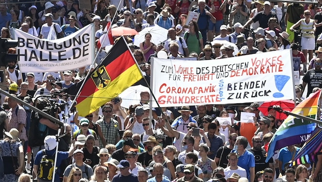 Bei einer Demonstration am 1. August in Berlin demonstrieren Tausende Menschen unter dem Motto „Das Ende der Pandemie“. (Bild: AFP)