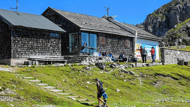 Die in die Jahre gekommene Victor-Franz-Hess-Hütte unweit der Bergstation am Hafelekar auf mehr als 2200 Metern Seehöhe (Bild: LIEBL Daniel/zeitungsfoto.at)