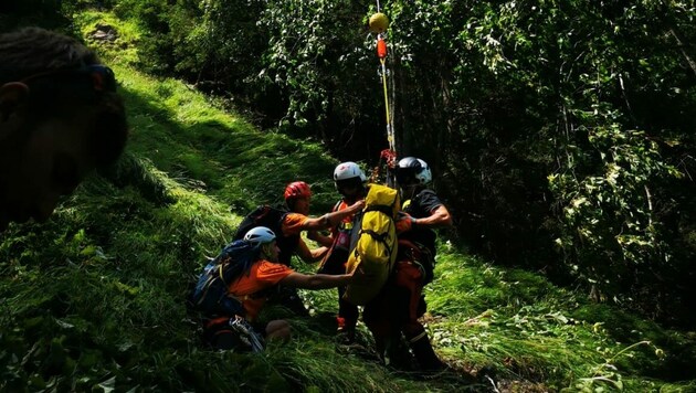Die Bergrettung versorgte den schwer verletzten Wanderer. (Bild: Bergrettung)