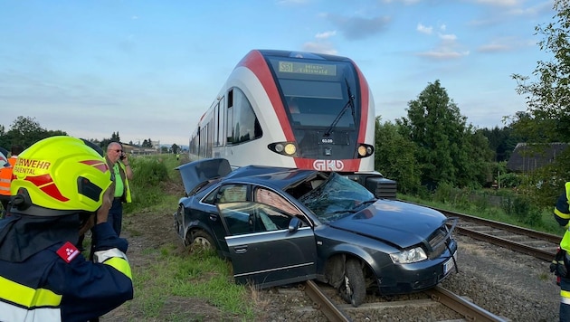 Der Bahnunfall vom Samstag: In Freidorf an der Laßnitz erfasste eine GKB-Garnitur das Auto eines Weststeirers. (Bild: FF Freidorf)
