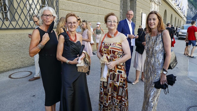 Mädels-Trip: M. Fekter (2. v. re.) mit ihren Freundinnen Ingrid, Erika und Romana. Die Politikerin hat „immer Puder in der Tasche, falls irgendwo ein Fotograf auftaucht.“ (Bild: Tschepp Markus)