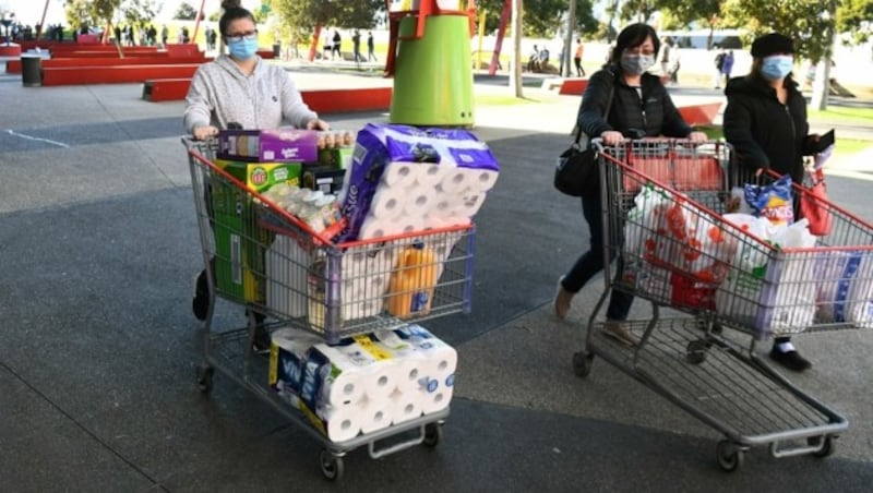 Ein bekanntes Bild: Auch in Melbourne hamstern die Menschen Toilettenpapier. (Bild: AFP )