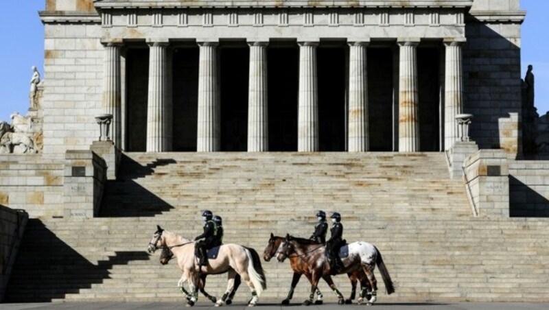 Auch die berittene Polizei in Melbourne kontrolliert die Einhaltung der Corona-Vorschriften. (Bild: AFP)