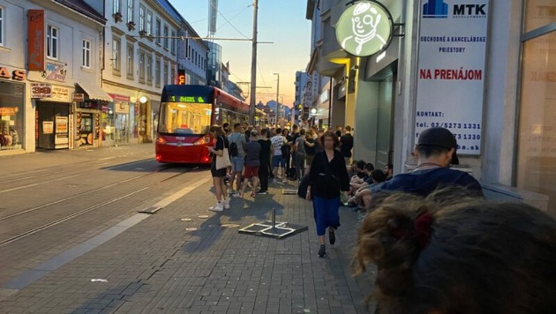 Die Sonne geht bereits über Bratislava auf, ans Heimgehen denkt man vor diesem Club aber noch nicht. (Bild: krone.tv, Krone KREATIV)