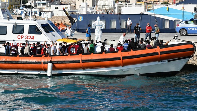 Tunesische Flüchtlinge an Bord eines Schiffes der italienischen Küstenwache (Bild: APA/AFP/Alberto Pizzoli)