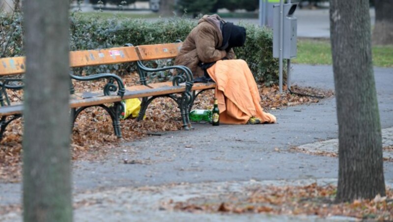 Ein Obdachloser soll im März von einem Wiener Polizisten gequält worden sein. (Bild: APA/ROLAND SCHLAGER (Symbolbild))