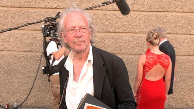 Peter Handke auf dem Weg zur großen „Elektra“-Premiere (Bild: krone.tv, Krone KREATIV)