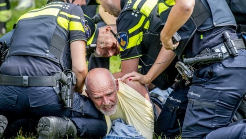 Ein Demonstrant wird nach Scharmützeln in Den Haag fixiert. Seit Wochen gibt es Proteste gegen die Maßnahmen der Regierung, auch gewaltbereite Hooligans sorgten für Zusammenstöße. (Bild: Utrecht Robin/ABACA)