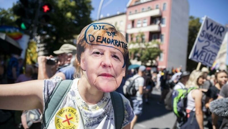 „Bye, bye Demokratie“ steht auf dieser Merkel-Maske bei einer Demo in Berlin unter dem Motto „Tag der Freiheit“. (Bild: Christoph Soeder)