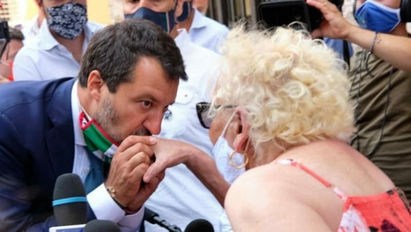 „Un bacio, bella Donna“: Rechtspopulist Matteo Salvini hält nicht viel von Risikogruppen und Mindestabstand. (Bild: EXPA/laPresse/Mauro Scrobognarnmauro s)