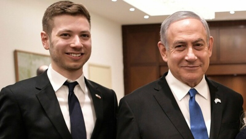 Premierminister Benjamin Netanyahu mit seinem Sohn Yair (Bild: AP)