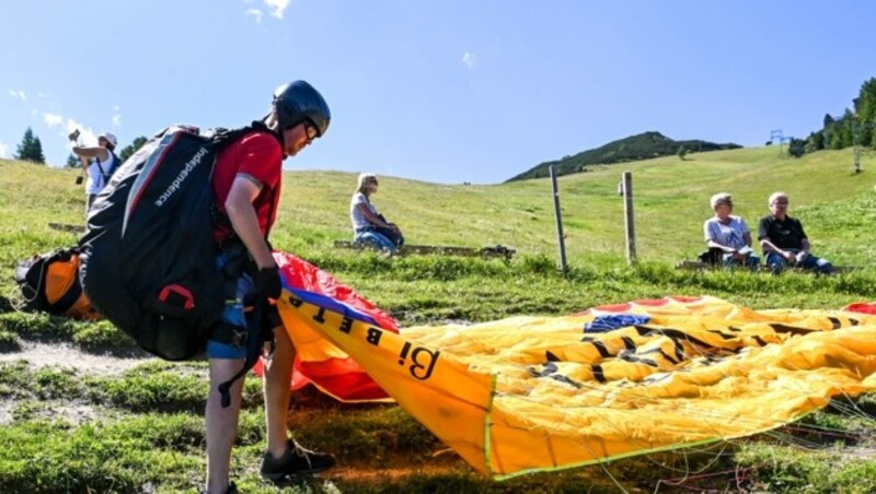 Fluglehrer Ingo bereitet alles für den Flug vor. (Bild: zeitungsfoto.at/Liebl Daniel)