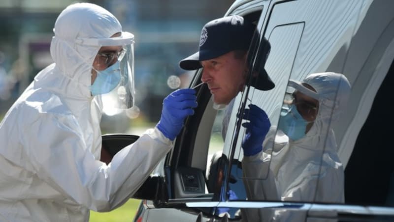 Freiwilliger Corona-Schnelltest nach Österreich-Fahrt an der Raststätte Hochfelln in Bayern. Die Deutschen verlangen kein Geld dafür, wann kommt dieses Service bei uns? (Bild: Christof STACHE/AFP)