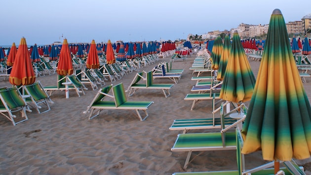 Der Badetag der 43-Jährigen am Strand von Cattolica endete im Krankenhaus. (Bild: stock.adobe.com)