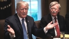 Von 2018 bis 2019 war John Bolton (r.) der nationale Sicherheitsberater von US-Präsident Donald Trump, inzwischen sind die beiden zerstritten. (Bild: AFP)