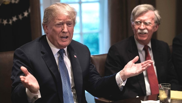 From 2018 to 2019, John Bolton (right) was US President Donald Trump's national security adviser, but the two have since fallen out. (Bild: AFP)