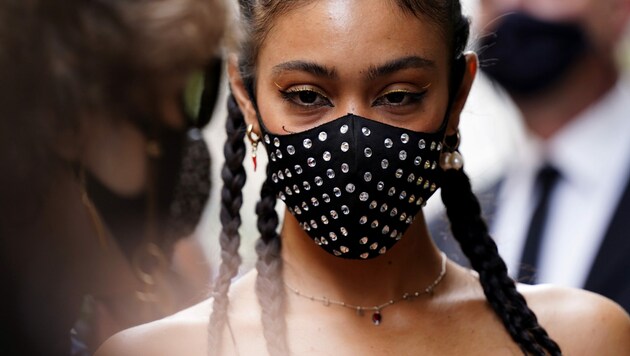 Influencerin Victoria Stella Doritou trägt eine mit Glassteinen verzierte Gesichtsmaske. (Bild: www.viennareport.at)