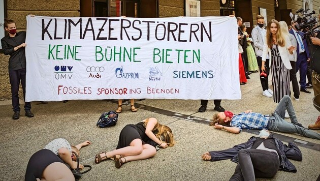 Fridays for Future Salzburg protestierte gegen Festspiel-Sponsoren (Bild: APA/FRIDAYS FOR FUTURE SALZBURG/GABRIEL HAUMER)