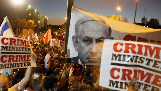 Für diese Demonstranten ist Benjamin Netanyahu kein Premier-, sondern ein Verbrecherminister. (Bild: APA/AFP/MENAHEM KAHANA)