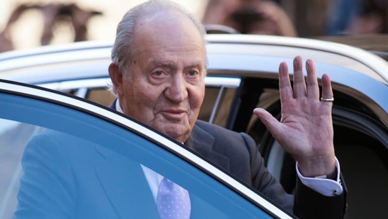 Der 82-jährige Altkönig Juan Carlos war lange Zeit wegen seiner Rolle beim Übergang Spaniens von der Diktatur zur Demokratie im Volk sehr beliebt. Doch eine Reihe von Skandalen, darunter eine Luxusreise des Monarchen inmitten einer schweren Wirtschaftskrise des Landes, hatten seine letzten Jahre auf dem Thron überschattet. (Bild: APA/AFP/JAIME REINA)