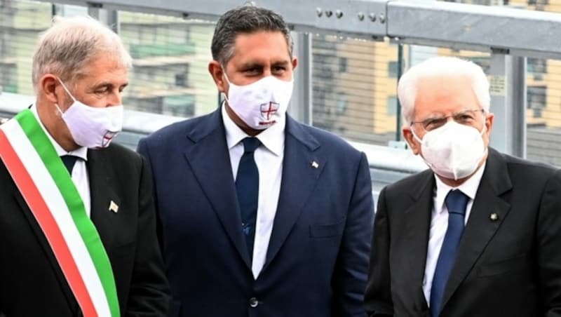 Neue Brücke eröffnet: Genuas Bürgermeister Marco Bucci, Giovanni Toti (Präsident der Region Ligurien) und Staatspräsident Sergio Mattarella (von links) (Bild: AFP)