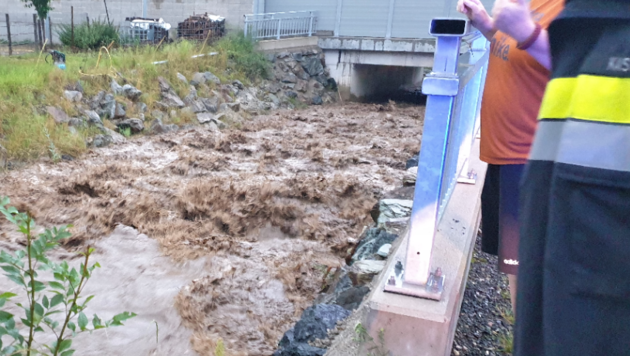 In Freßnitz wurde durch Sofortmaßnahmen ein Überfließen des Freßnitzbaches an einer Stelle gerade noch verhindert. (Bild: BFVMZ)