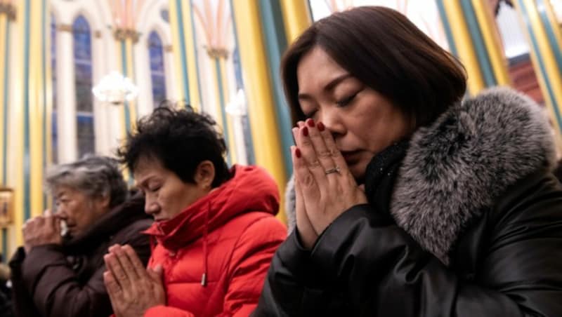 Gläubige in einer Messe in der Xishiku-Kathedrale in Peking (Bild: AFP)