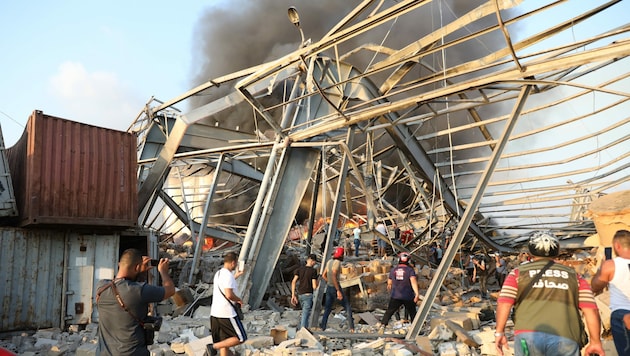 Die Explosionen ereigneten sich im Hafenviertel Beiruts. (Bild: APA/AFP/Anwar AMRO)