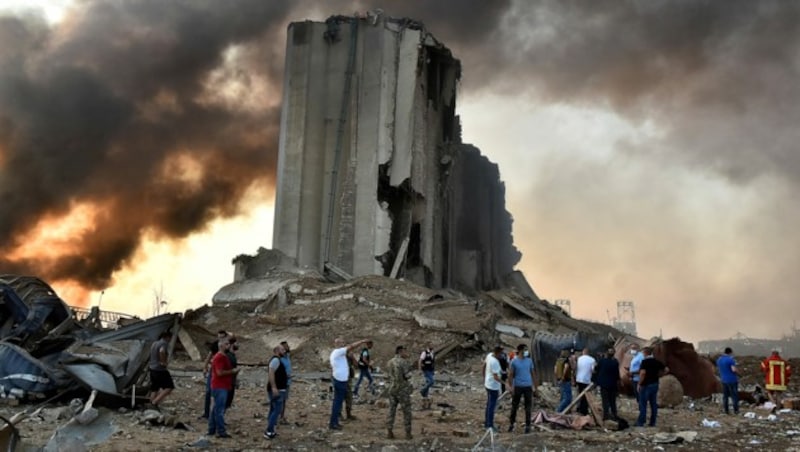 Ein zerstörter Getreidespeicher in der Nähe des Explosionsortes im Hafenviertel (Bild: APA/AFP/STR)