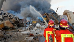 Nach den Explosionen stand auch ein Schiff im Hafen in Flammen. (Bild: EPA)