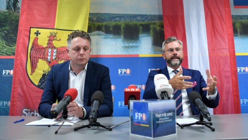 FPÖ-Landesparteichef Norbert Hofer (rechts) und Wirtschaftssprecher Alexander Petschnig (links) drängen auf eine Lösung für Betroffene Kunden. (Bild: APA/ROLAND SCHLAGER)