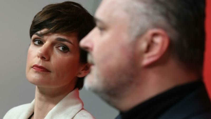 SPÖ-Chefin Pamela Rendi-Wagner (r.) mit Burgenlands Landeshauptmann Hans Peter Doskozil (Bild: APA/HELMUT FOHRINGER)