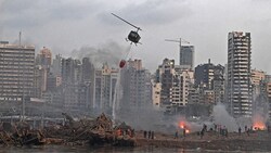 Ein Hubschrauber beim Versuch mehrere Brände nach der Explosion zu löschen. (Bild: AFP/Hasan Mroue)