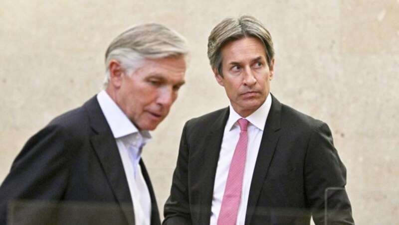 Die beiden Angeklagten Walter Meischberger und Karl-Heinz Grasser sind weiterhin befreundet. Corona-bedingt ist der Abstand zwischen ihnen auf der Anklagebank aber größer geworden. (Bild: APA/HANS PUNZ)