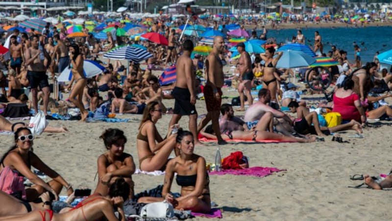 Der gut gefüllte Strand von Barcelona am 18. Juli 2020. Die Polizei in der katalanischen Metropole hatte jüngst den Zugang zu den Stränden begrenzt, nachdem die Sonnenanbeter vermehrt die Abstandsregeln verletzt hatten. (Bild: AP)