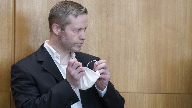 Stephan E. gestand nun auch vor Gericht den Mord am Kasseler Regierungspräsidenten Walter Lübcke. (Bild: APA/AFP/Pool/Boris Roessler)
