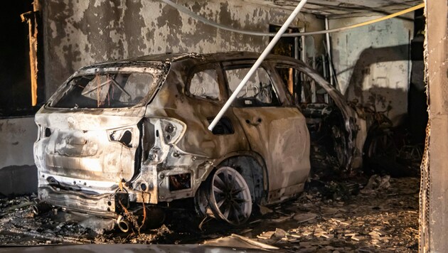 Das Hybrid-Auto brannte komplett aus. (Bild: FMT PICTURES)