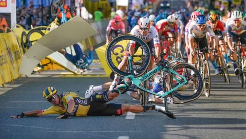 Dylan Groenewegen (gelb-schwarzes Trikot) (Bild: AP)