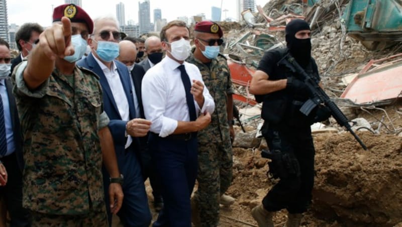 Frankreichs Präsident Emmanuel Macron beim Lokalaugenschein am Beiruter „Ground Zero“ (Bild: AP)