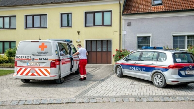 Nachdem er die Bluttat gestand, nahm die Tatortgruppe sofort die Ermittlungen im Haus an der Dorfstraße auf. (Bild: Imre Antal)