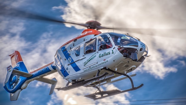 The injured man was rescued by the "Gallus" crew using a rope and flown to hospital. (Bild: Bergrettung Vorarlberg NiederWolfsGruber Photography)