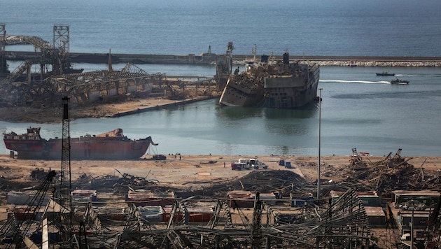 Nach der verheerenden Explosion gleicht der Hafen von Beirut einem Trümmerfeld. (Bild: AFP)