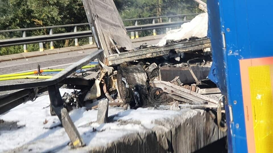 Pkw Stürzte Von Brücke - Schwerer Unfall: Lkw Auf Der Autobahn In Brand ...